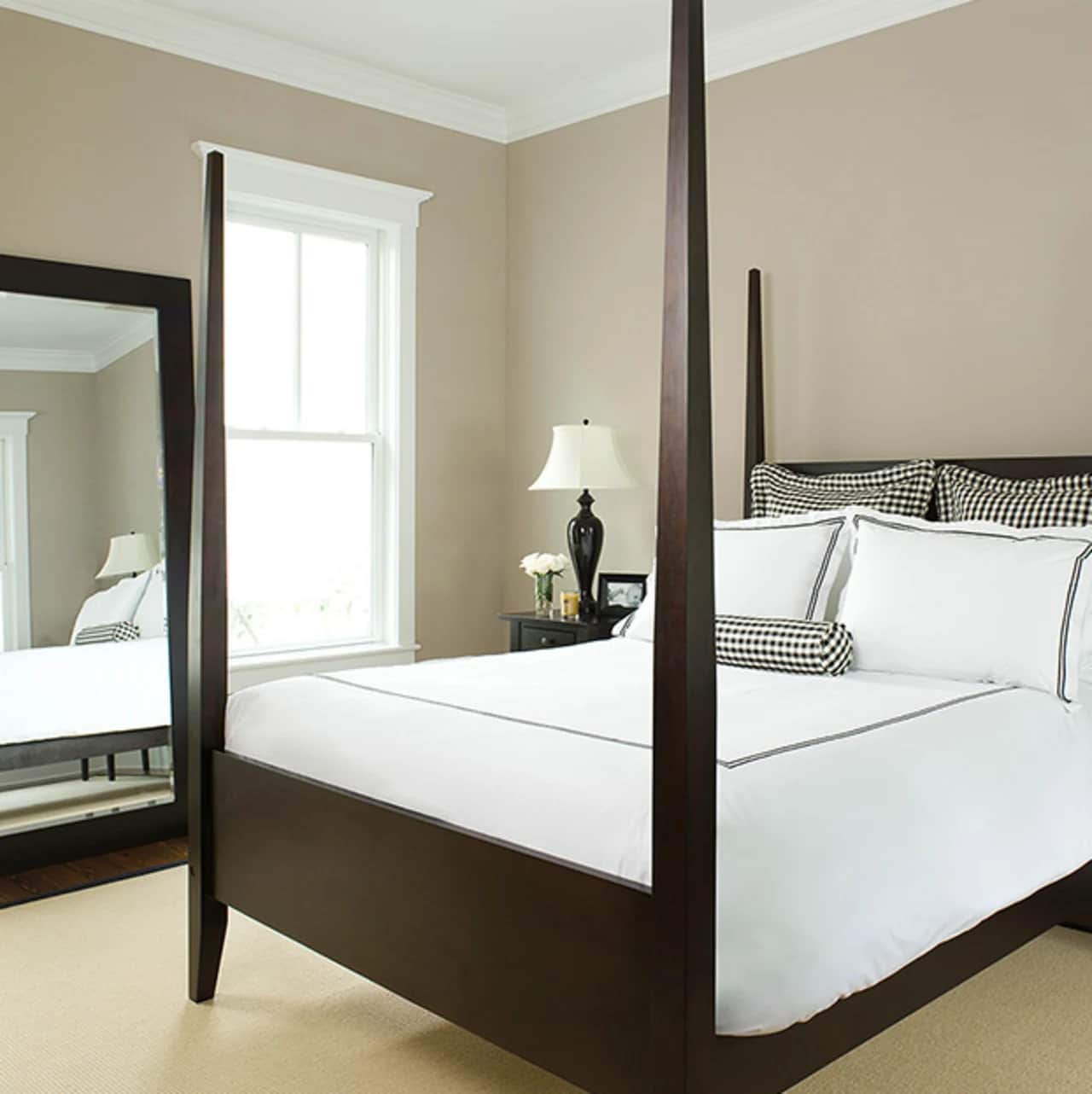 Livos sisal rug with black border in bedroom