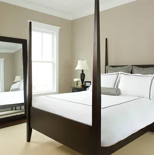 Livos sisal rug with black border in bedroom